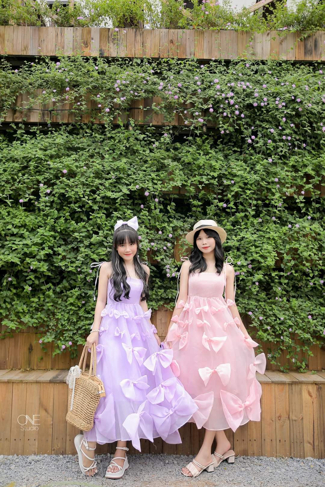 Mảng tường xanh tại quán luôn được hội chị em lựa chọn check-in. (Ảnh: Tí Khuẩn)