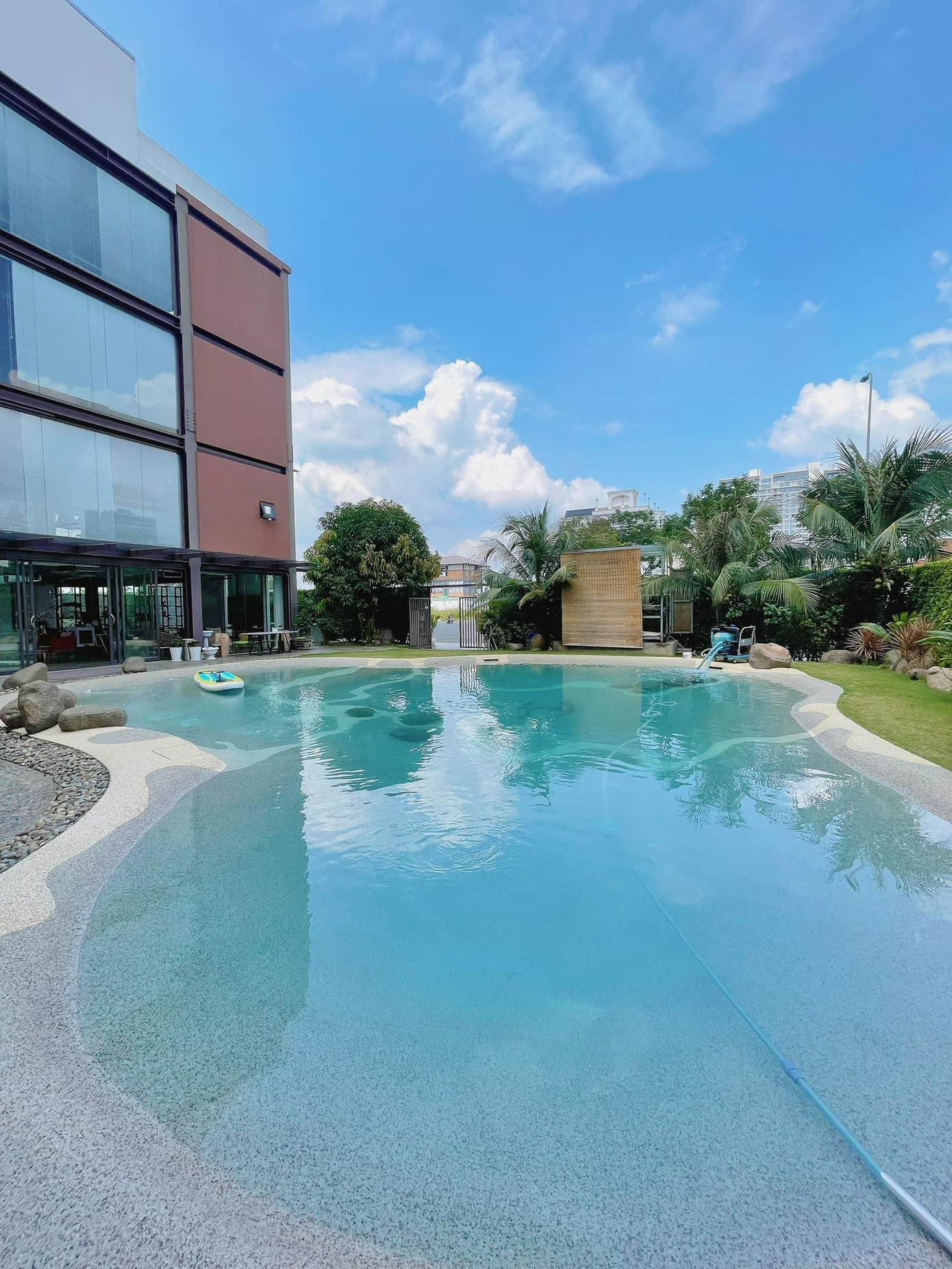 Hai hồ bơi xanh mát là điểm nhấn của quán. (Ảnh: Nguyễn Dương Minh Quyền)