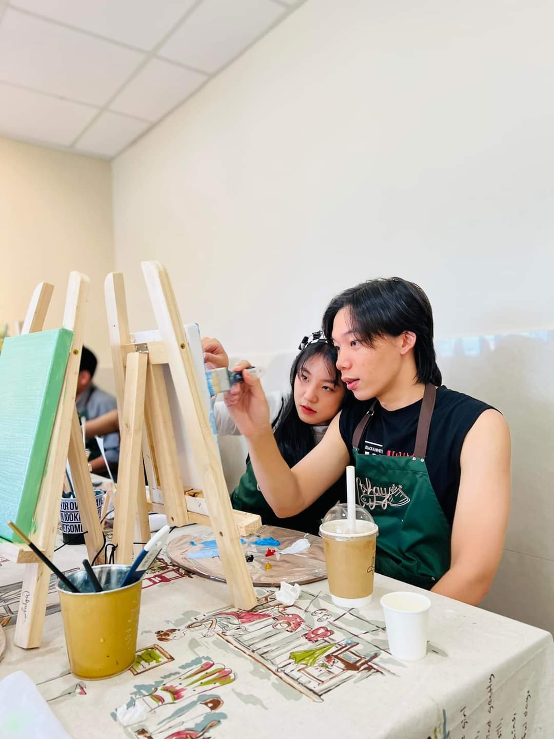 Còn gì bằng khi được cùng “ai kia” tham gia workshop. (Ảnh: Cọ Bay)