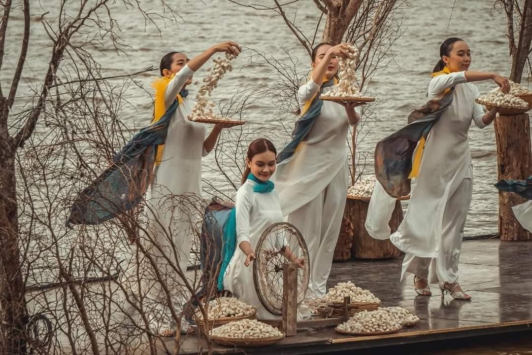 Miền mơ tưởng đậm chất Tây Nguyên của thổ cẩm và tơ lụa giữa quần thể sắc hoa trong Festival Hoa Đà Lạt - 2022. (Ảnh: Le Tuan Anh) Miền mơ tưởng đậm chất Tây Nguyên của thổ cẩm và tơ lụa giữa quần thể sắc hoa trong Festival Hoa Đà Lạt - 2022. (Ảnh: Le Tuan Anh)