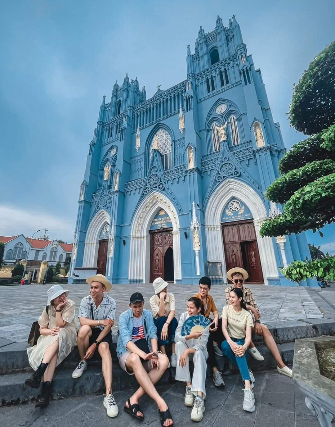 Đã có dịp đến đây thì ngại gì mà không rủ hội “cạ cứng” làm ngay “pô” ảnh đậm chất châu Âu. (Ảnh: Kids Hà Thành)