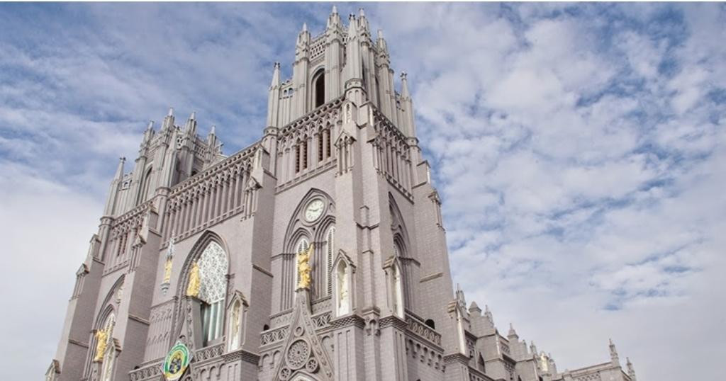 Trải nghiệm leo lên ngọn tháp - tầng cao nhất của nhà thờ là trải nghiệm thú vị mà bạn nên thử khi có dịp ghé thăm nhà thờ. (Ảnh: Internet)