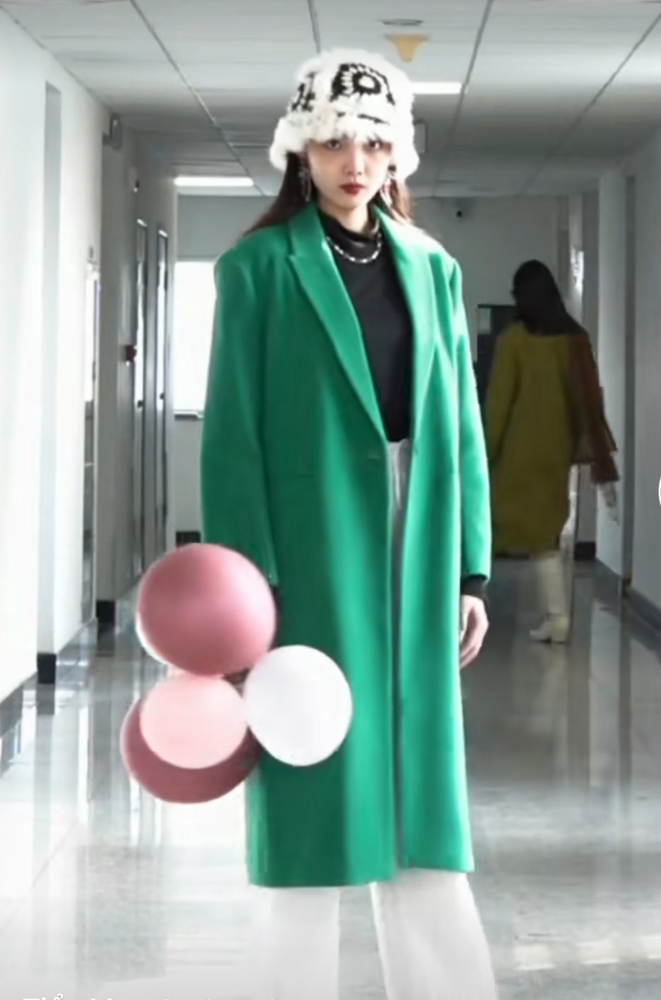 Từ thần thái đến trang phục không có điểm nào để chê. Từ thần thái đến trang phục không có điểm nào để chê.