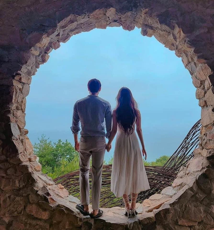 Các cặp đôi không thể bỏ qua khung cảnh tuyệt vời này để lưu giữ kỷ niệm với nửa kia.