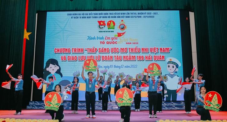 Những tiết mục giao lưu văn nghệ vô cùng hấp dẫn. (Ảnh: Hữu Mùi/ báo Hải quân Việt Nam)