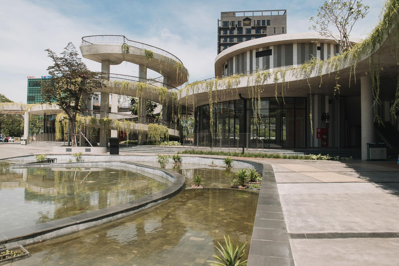 Không gian xanh mát trong lành với cây xanh và hồ nước. (Ảnh: Aaron Nguyen) Không gian xanh mát trong lành với cây xanh và hồ nước. (Ảnh: Aaron Nguyen)