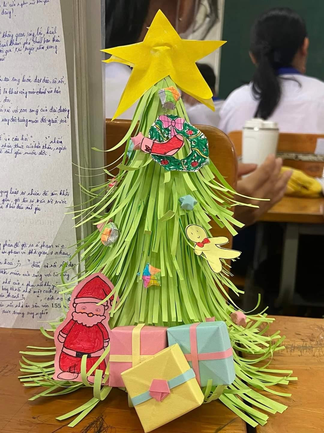 Không chỉ “vác” cây thông đến lớp, Gen Z còn “đưa” cả ông già Noel đi học. (Ảnh: Fanpage Trường Người Ta)
