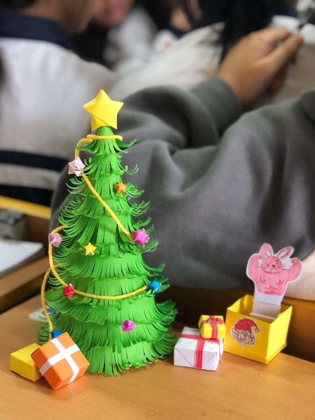 Đón Giáng sinh nhưng cũng không quên học hành nhá! (Ảnh: Fanpage Trường Người Ta)