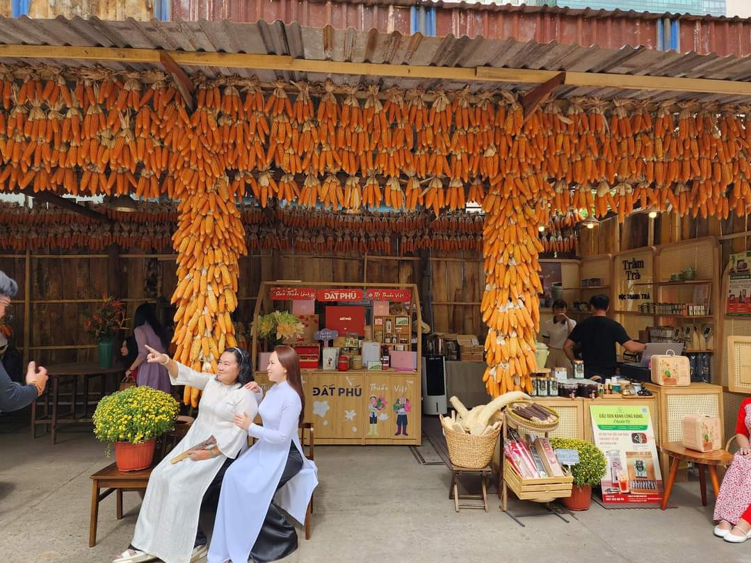 Đặc biệt, năm nay chất liệu lúa và bắp được sử dụng phổ biến trong không gian nơi đây. (Ảnh: Nguyễn Tiến Tiền)