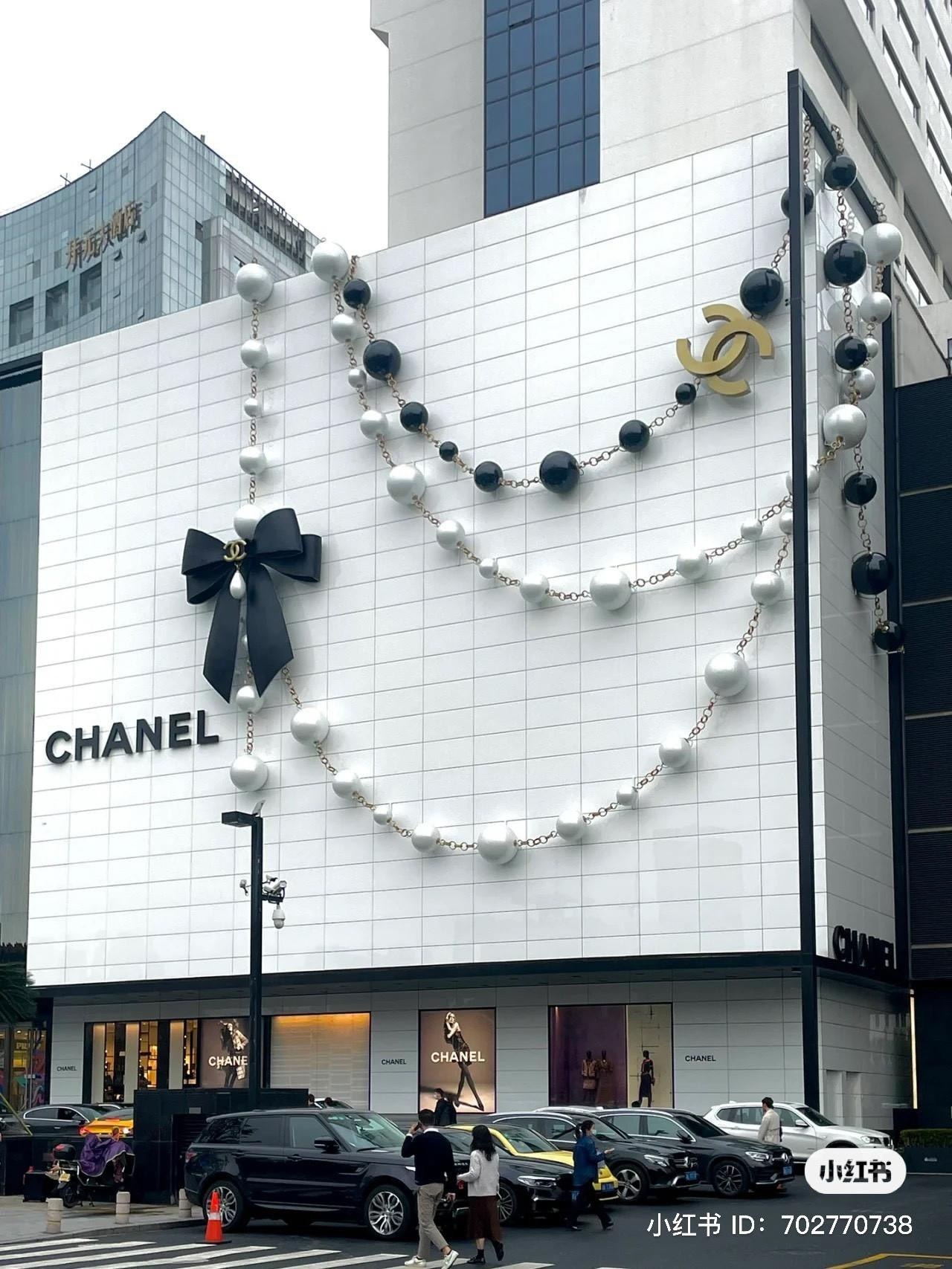 Cửa hàng Chanel tại Trung Quốc gây bão mạng với phong cách tối giản đầy sang trọng! (Ảnh: Fanpage Weibo Việt Nam)