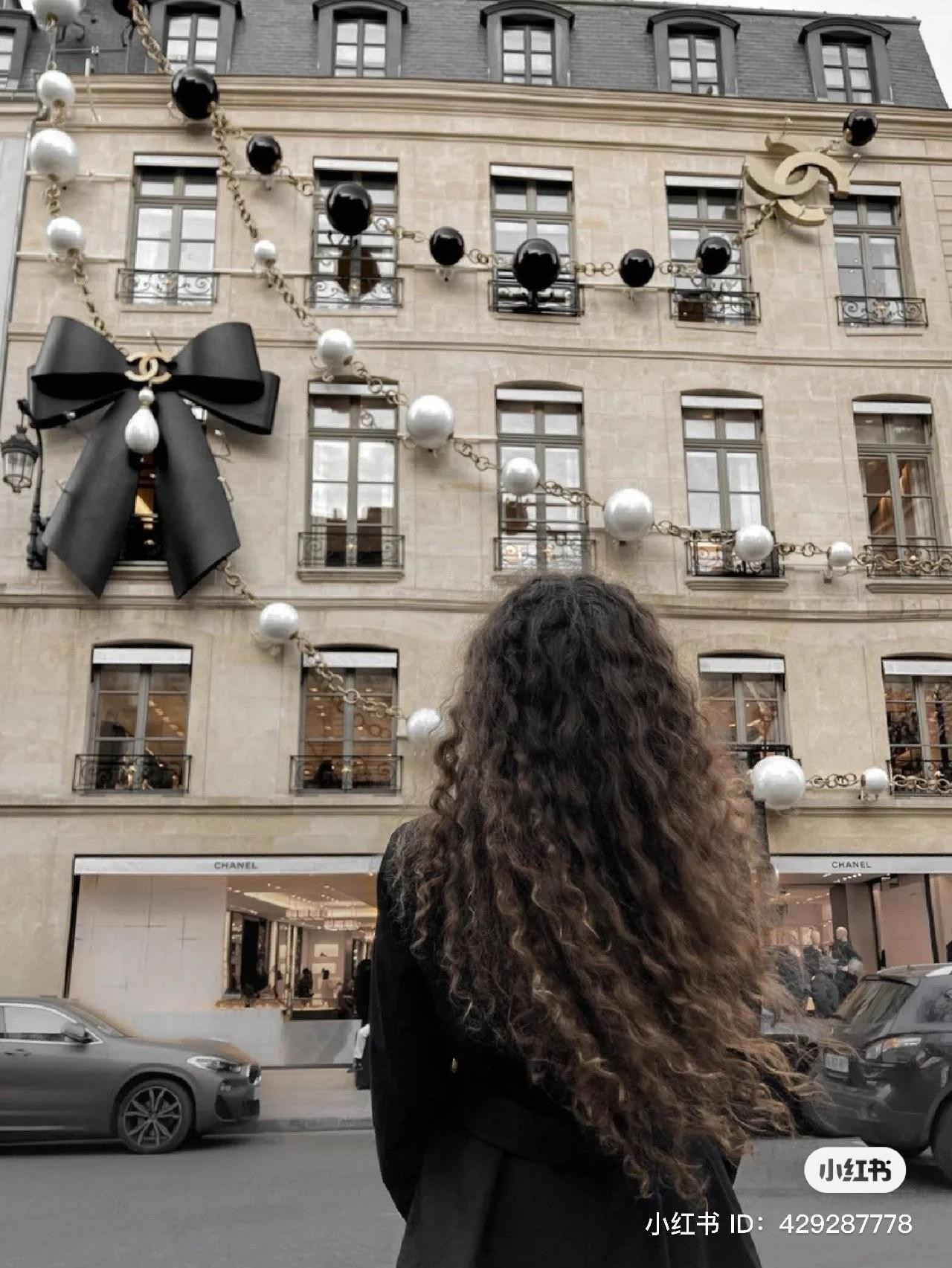 Một cửa hàng Chanel tại Paris mang đến vibe cổ điển, sang trọng đầy quý phái! (Ảnh: Fanpage Weibo Việt Nam)