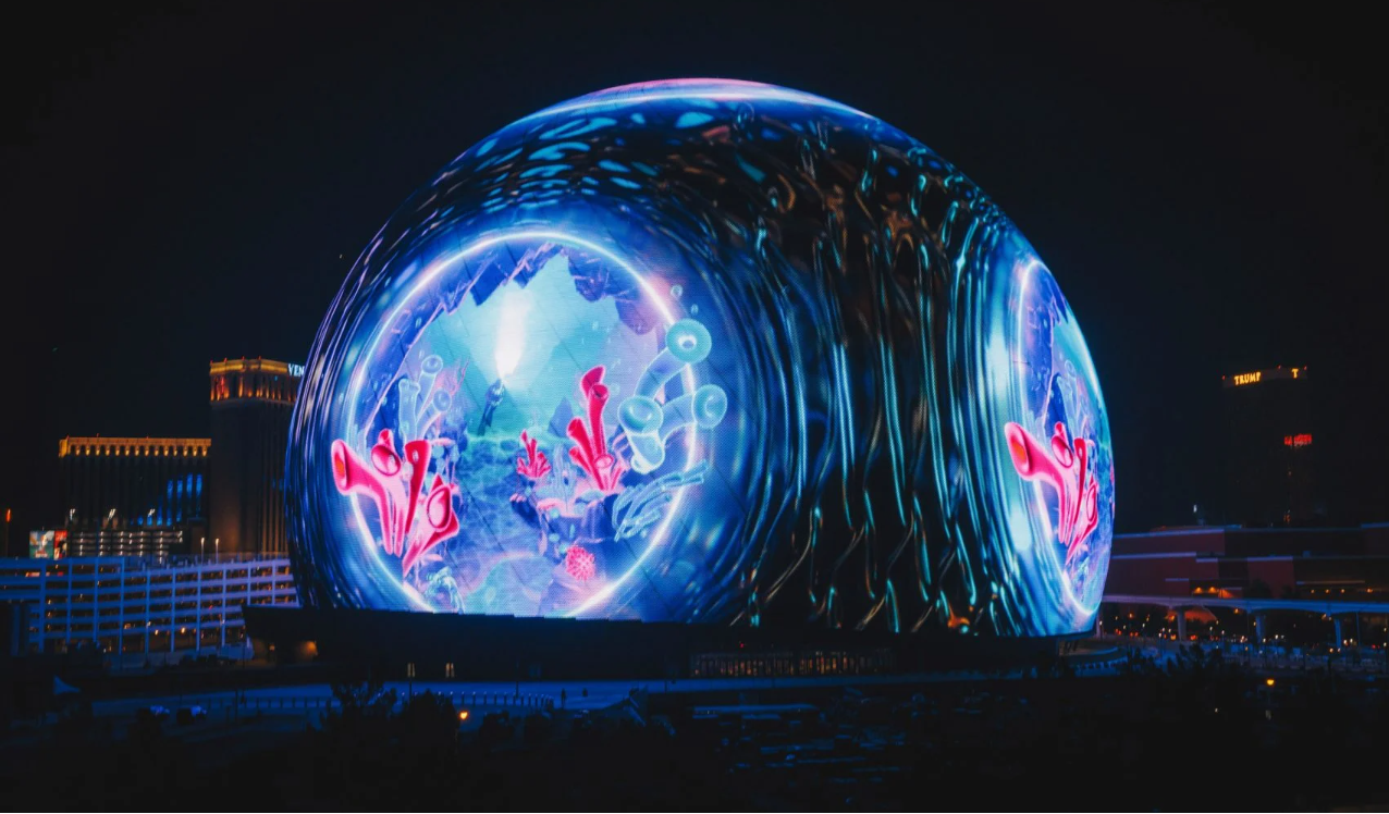 Nội dung trực quan được chiếu bên ngoài quả cầu khổng lồ khiến người xem thích thú.