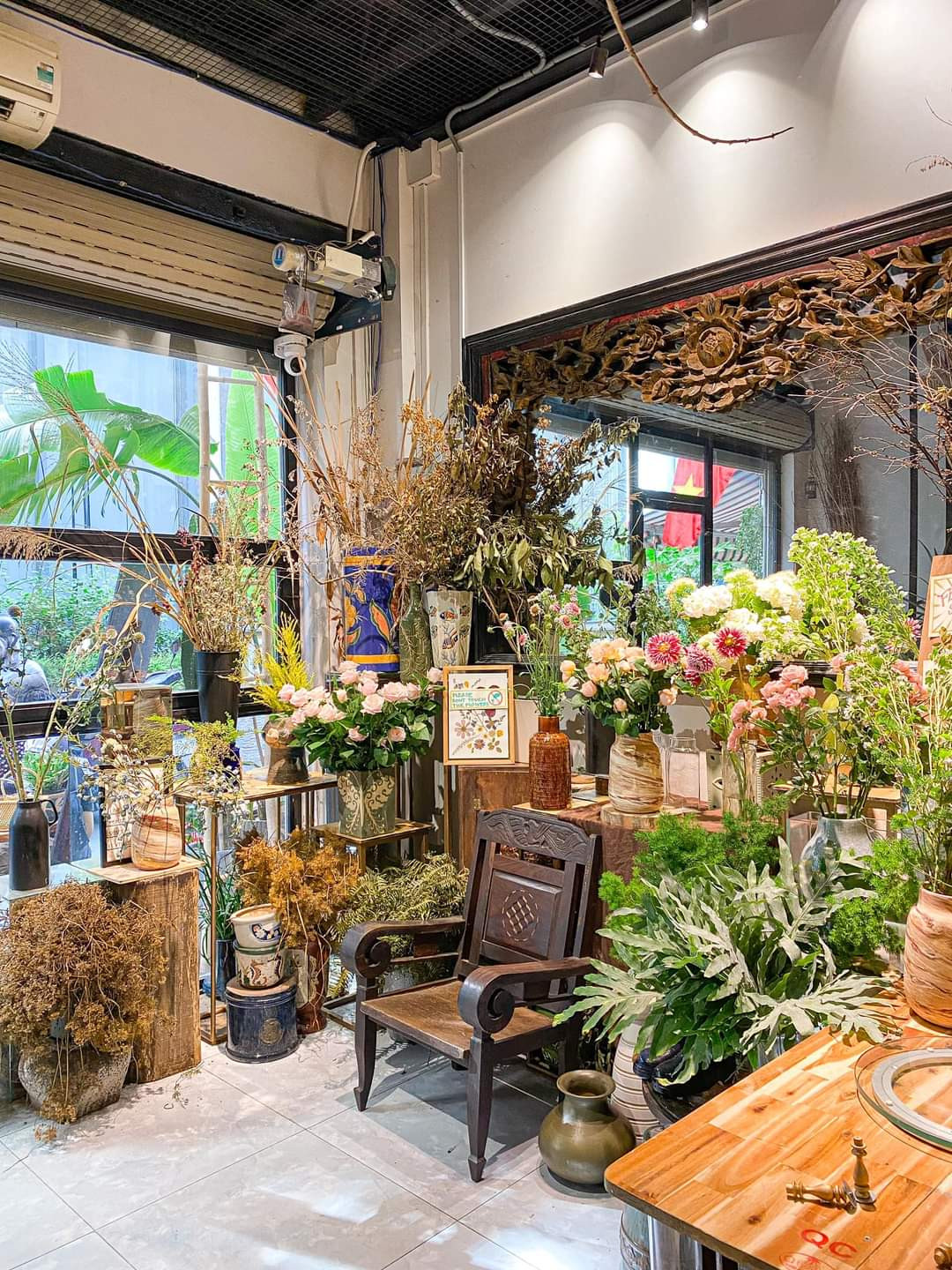 Góc chụp ảnh ngập tràn hoa được các bạn trẻ cực kỳ yêu thích. (Ảnh: Padma de Fleur)