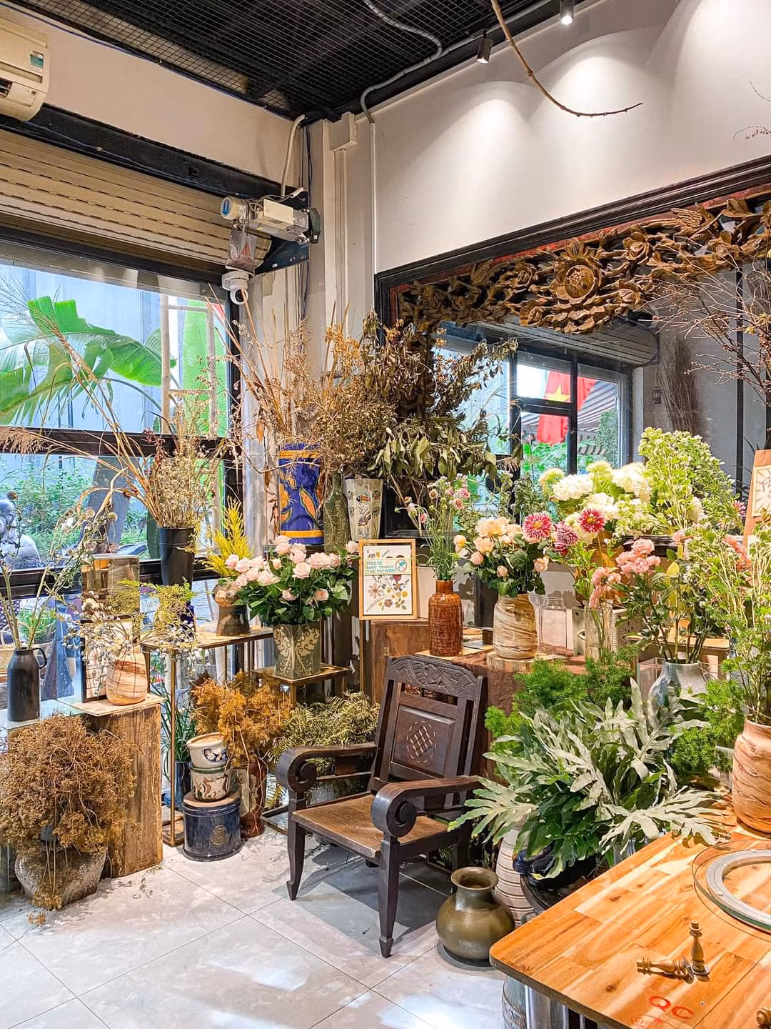 Góc chụp ảnh ngập tràn hoa được các bạn trẻ cực kỳ yêu thích. (Ảnh: Padma de Fleur)