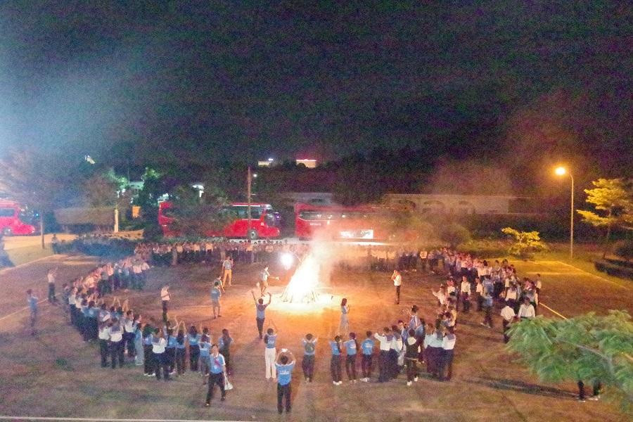 Giao lưu đêm lửa trại đầy thú vị của các đội viên. (Ảnh: Hữu Mùi/ báo Hải quân Việt Nam)