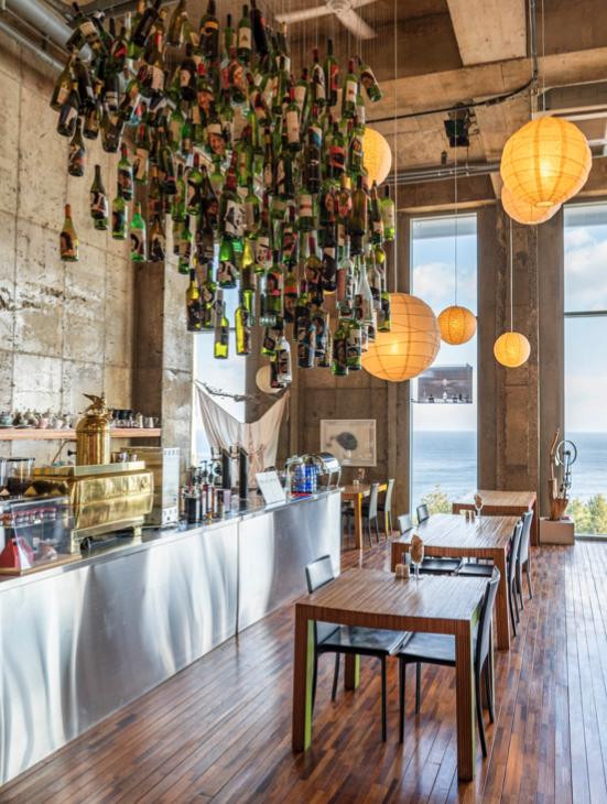 Thông điệp về tái chế được gửi gắm vào những tác phẩm nghệ thuật.