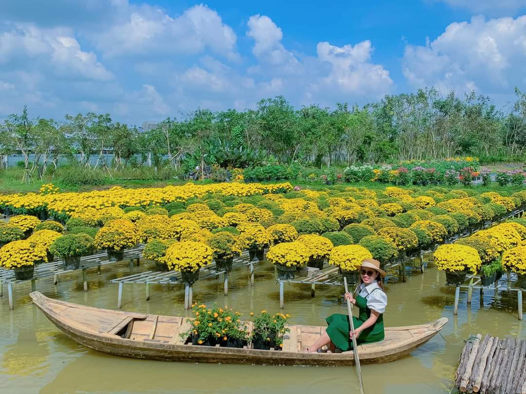 Du khách check-in tại làng hoa. (Ảnh: Phương Thảo) Du khách check-in tại làng hoa. (Ảnh: Phương Thảo)