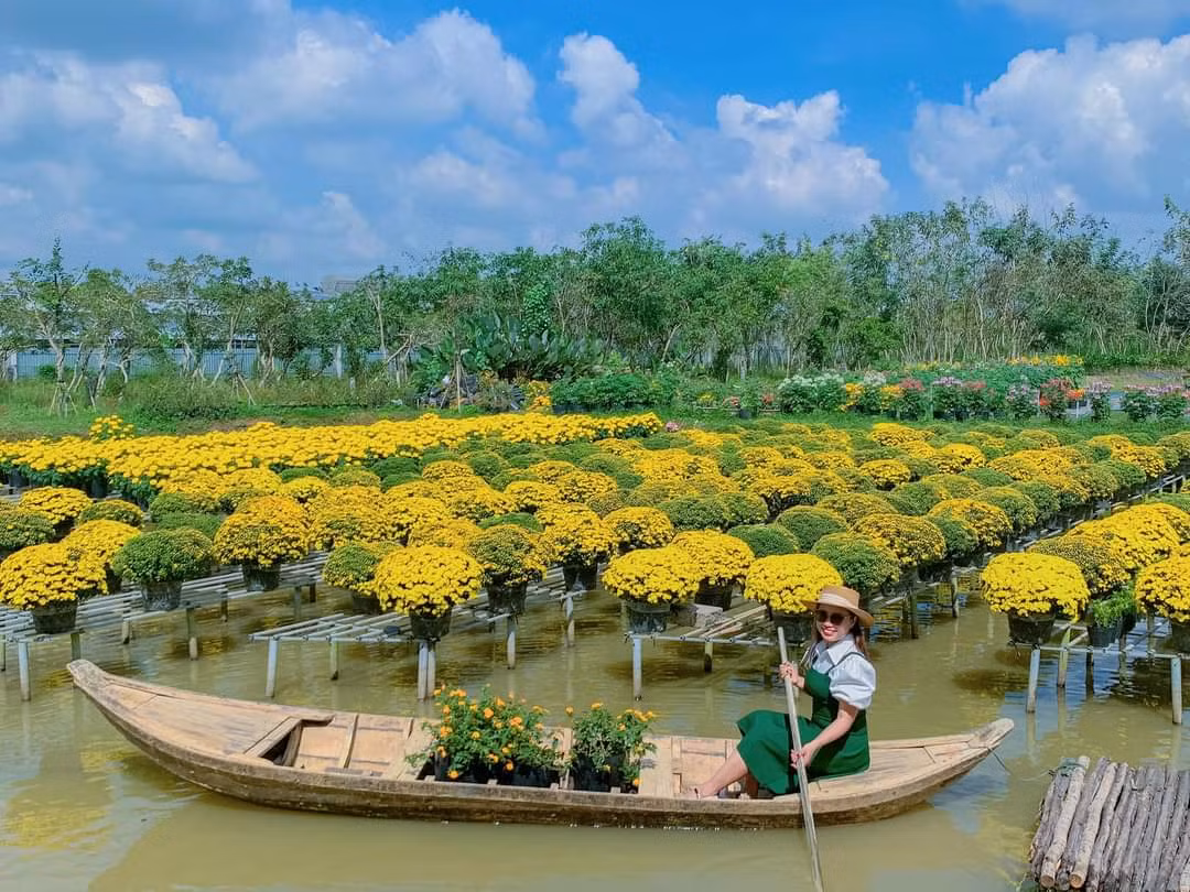 Du khách check-in tại làng hoa. (Ảnh: Phương Thảo)