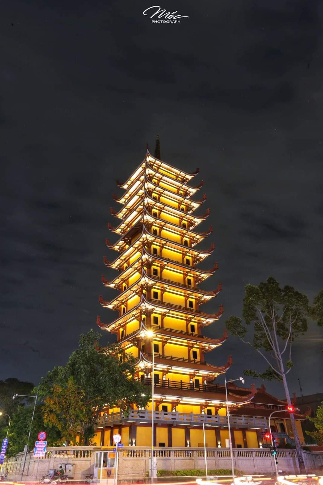 Tòa tháp rực rỡ ánh đèn trong đêm. (Ảnh: Nhật Mạnh) Tòa tháp rực rỡ ánh đèn trong đêm. (Ảnh: Nhật Mạnh)