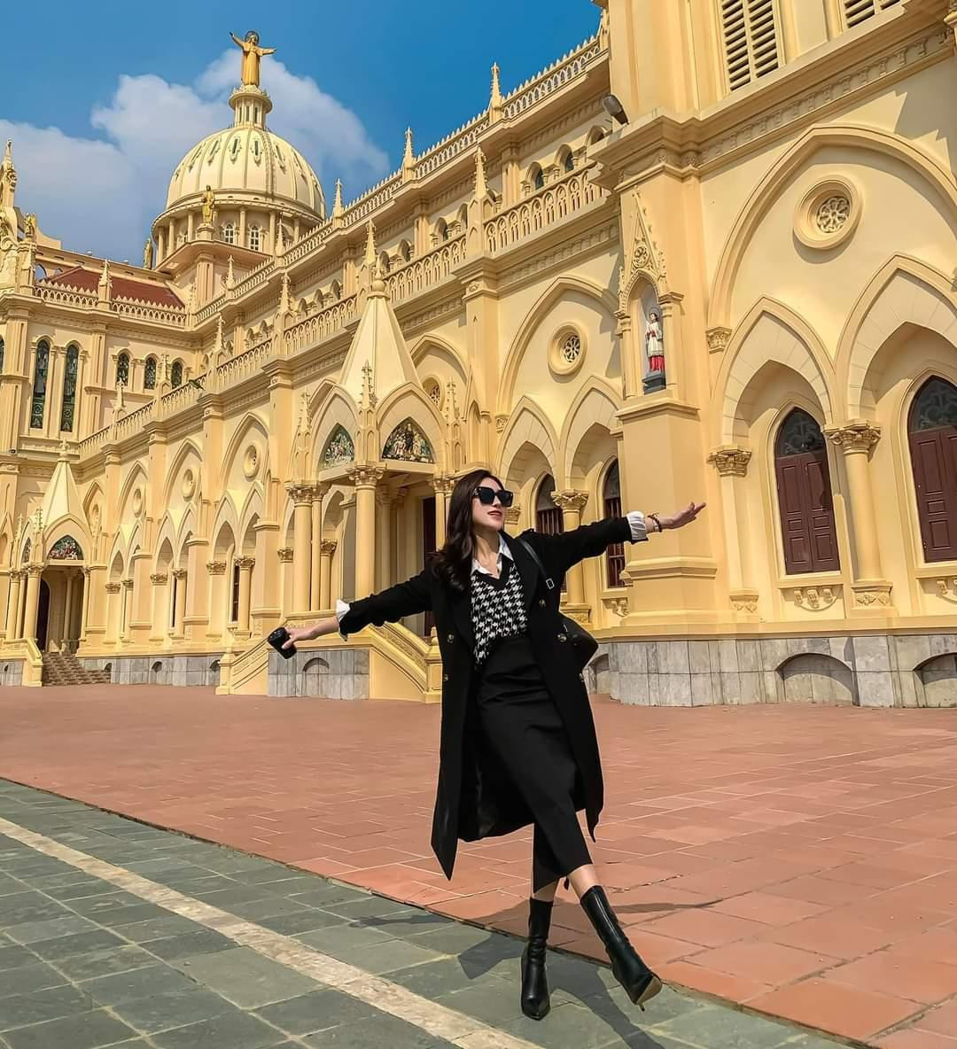 Thả nhẹ chiếc dáng giữa trời Tây trên đất Việt. (Ảnh: Nguyen Ba Phuong)