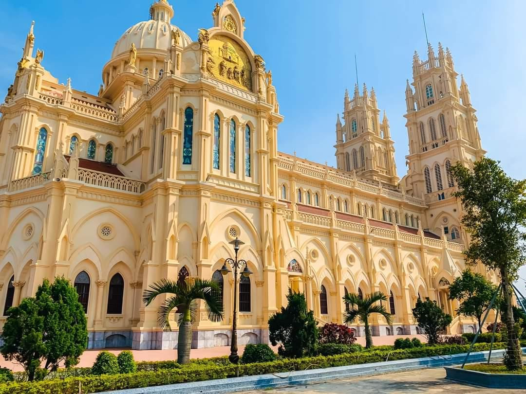 Với lối kiến trúc phương Tây nhà thờ trông như tòa nhà cổ ở Paris. (Ảnh: Nguyen Ba Phuong)