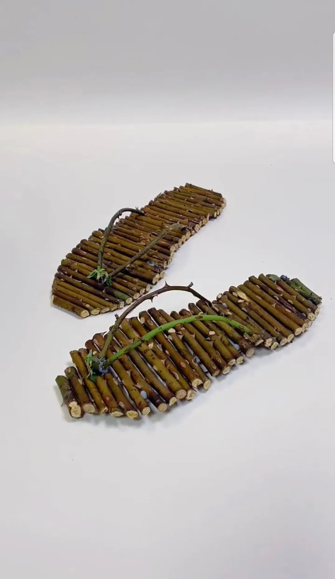 Đôi dép phù hợp cho chuyến đi biển vào mùa hè này. (Ảnh: Weibo Việt Nam)