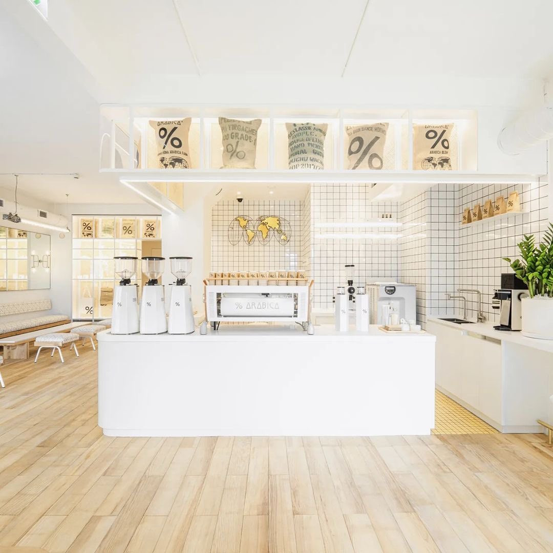 Không gian màu trắng chủ đạo. (Ảnh: Fanpage Arabica Ho Chi Minh City Cafe Apartment)