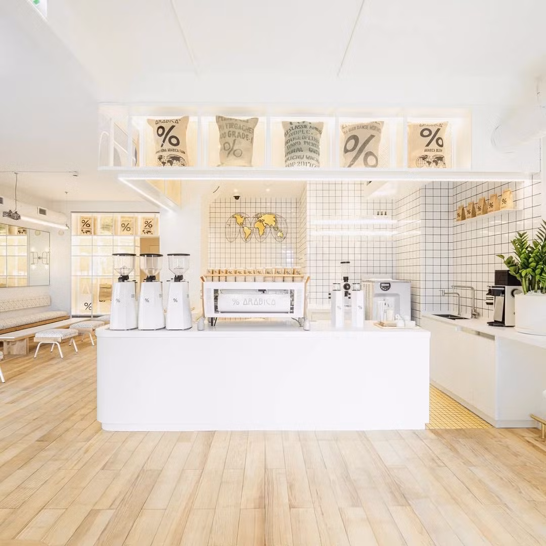 Không gian màu trắng chủ đạo. (Ảnh: Fanpage Arabica Ho Chi Minh City Cafe Apartment)