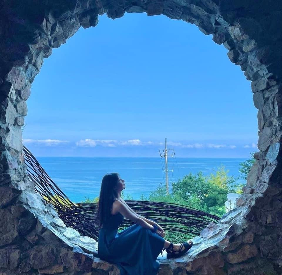 Khung cảnh nên thơ tuyệt đẹp với view nhìn ra “biển lãng mạn” đã đốn tim không ít người!