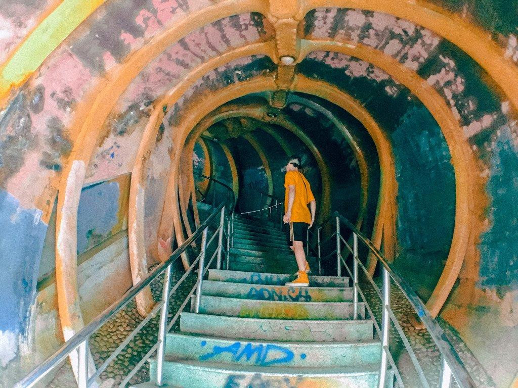 Giới trẻ bị thu hút bởi vẻ hoang phế của công viên. (Ảnh: Gia Han Phan)