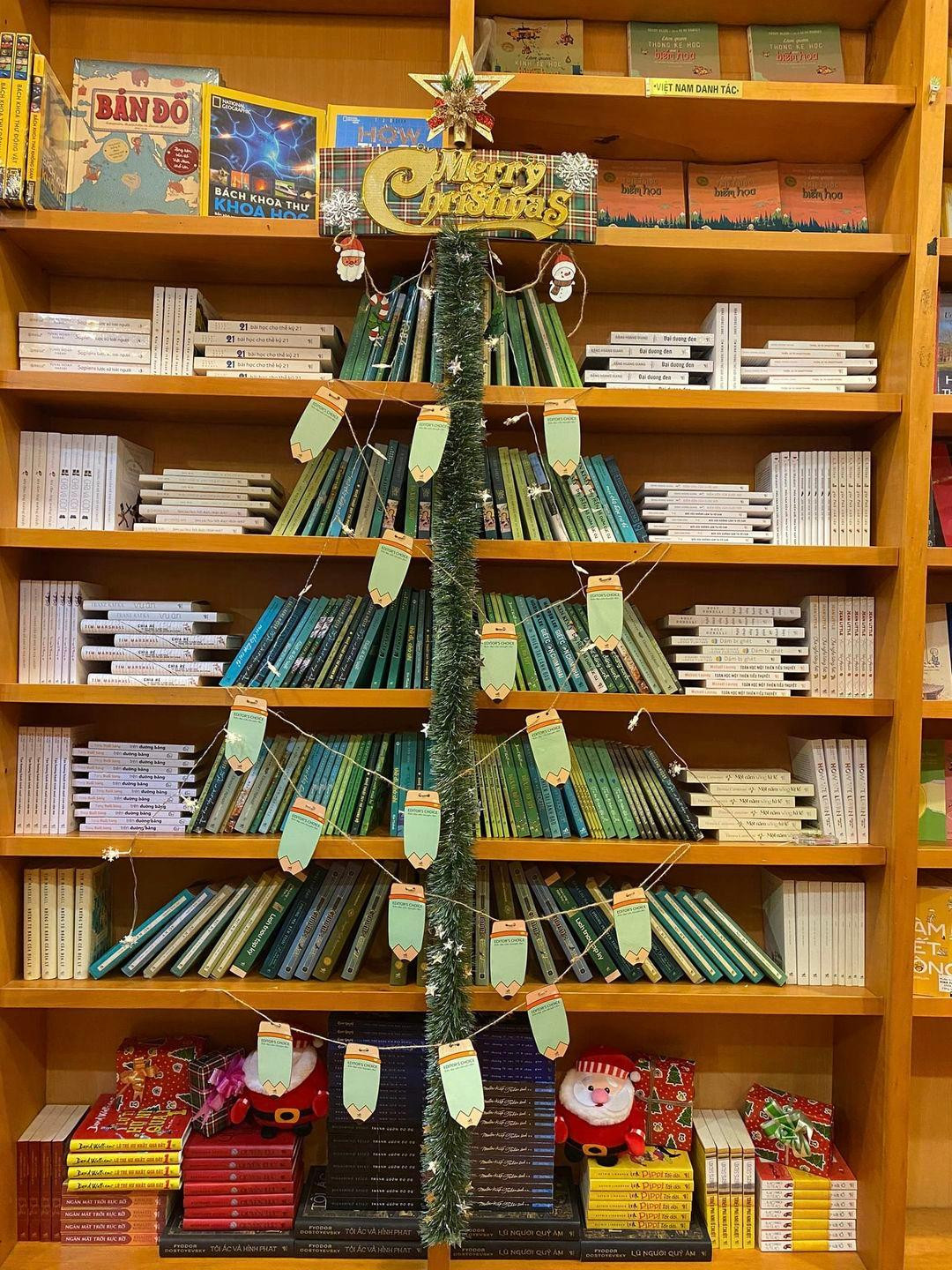 Nếu có kệ sách, bạn có thể thử “trồng” cây thông xinh xắn này! (Ảnh: Fanpage Nhã Nam)