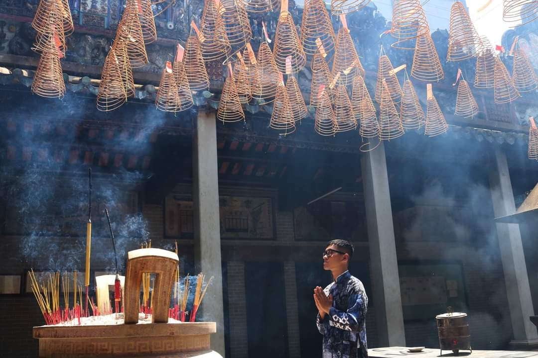 Nhiều bạn trẻ đến đây cầu duyên vào ngày đầu năm mới. (Ảnh: Thanh Bùi) Nhiều bạn trẻ đến đây cầu duyên vào ngày đầu năm mới. (Ảnh: Thanh Bùi)