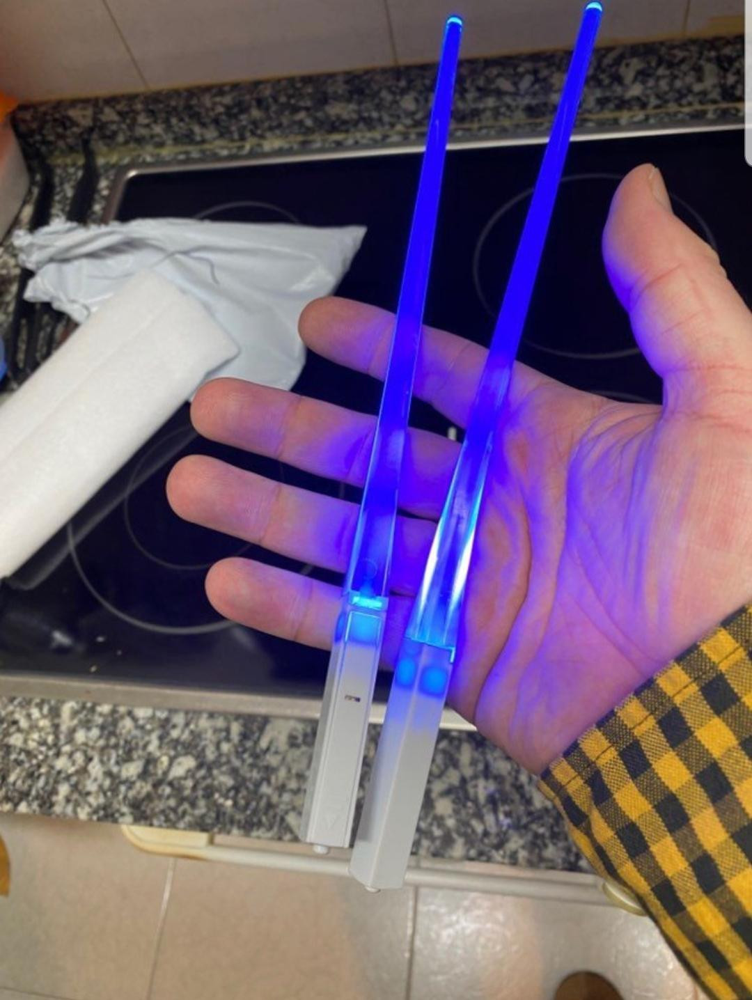 Sản phẩm sử dụng pin và được vận hành với nút bấm bên dưới. Sản phẩm sử dụng pin và được vận hành với nút bấm bên dưới.