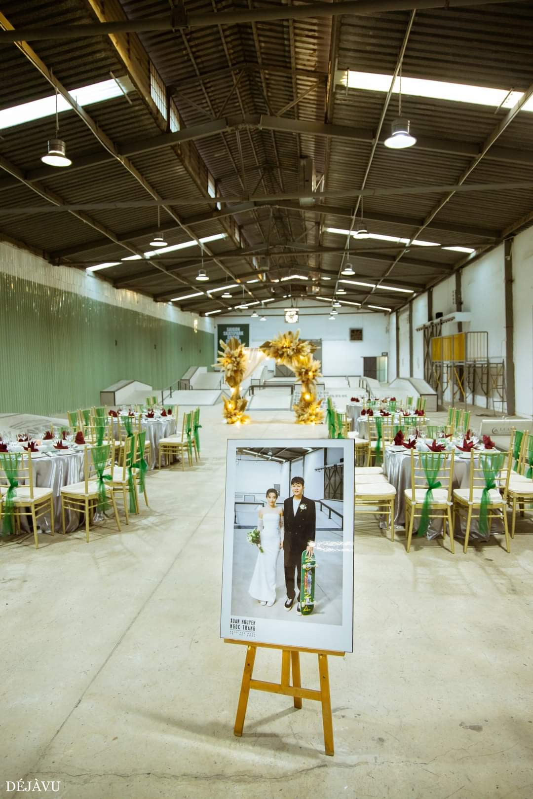 Không gian tiệc cưới được tổ chức tại sân trượt. (Ảnh: Lương Phạmm)