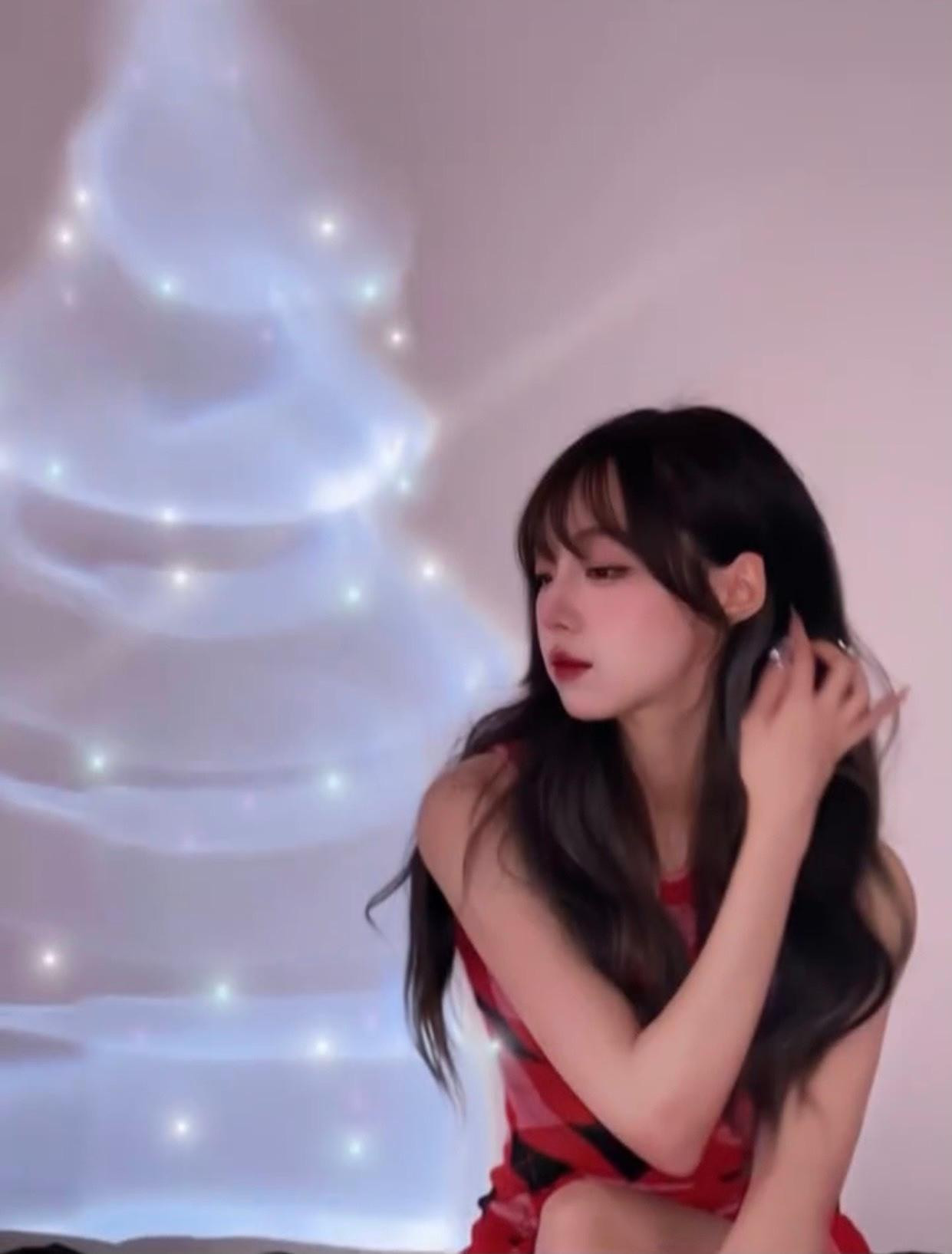 Chỉ cần lên đồ là có ngay ảnh Xmas lung linh mà không cần đi đâu xa! (Ảnh: Weibo Việt Nam) Chỉ cần lên đồ là có ngay ảnh Xmas lung linh mà không cần đi đâu xa! (Ảnh: Weibo Việt Nam)