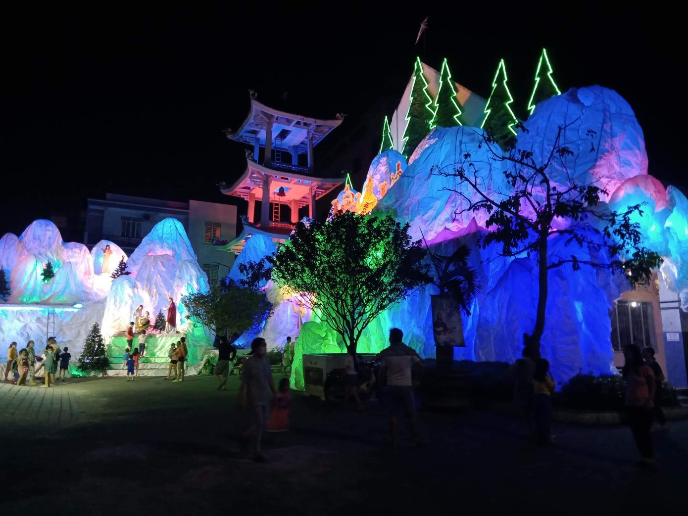 Chỉ cần đi dạo trong khuôn viên nhà thờ, bạn sẽ cũng dễ dàng “săn” được những bức ảnh “ảo tung chảo”. (Ảnh: Bảo Saigon Huỳnh) Chỉ cần đi dạo trong khuôn viên nhà thờ, bạn sẽ cũng dễ dàng “săn” được những bức ảnh “ảo tung chảo”. (Ảnh: Bảo Saigon Huỳnh)