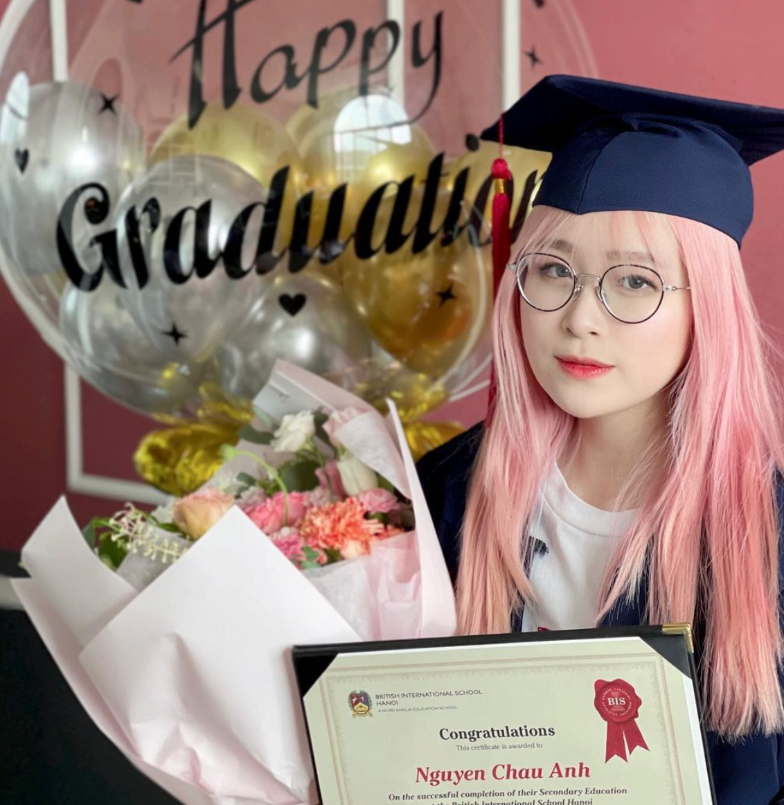 Châu Anh sở hữu thành tích học tập cùng gia thế khủng khiến nhiều người ngưỡng mộ. Châu Anh sở hữu thành tích học tập cùng gia thế khủng khiến nhiều người ngưỡng mộ.