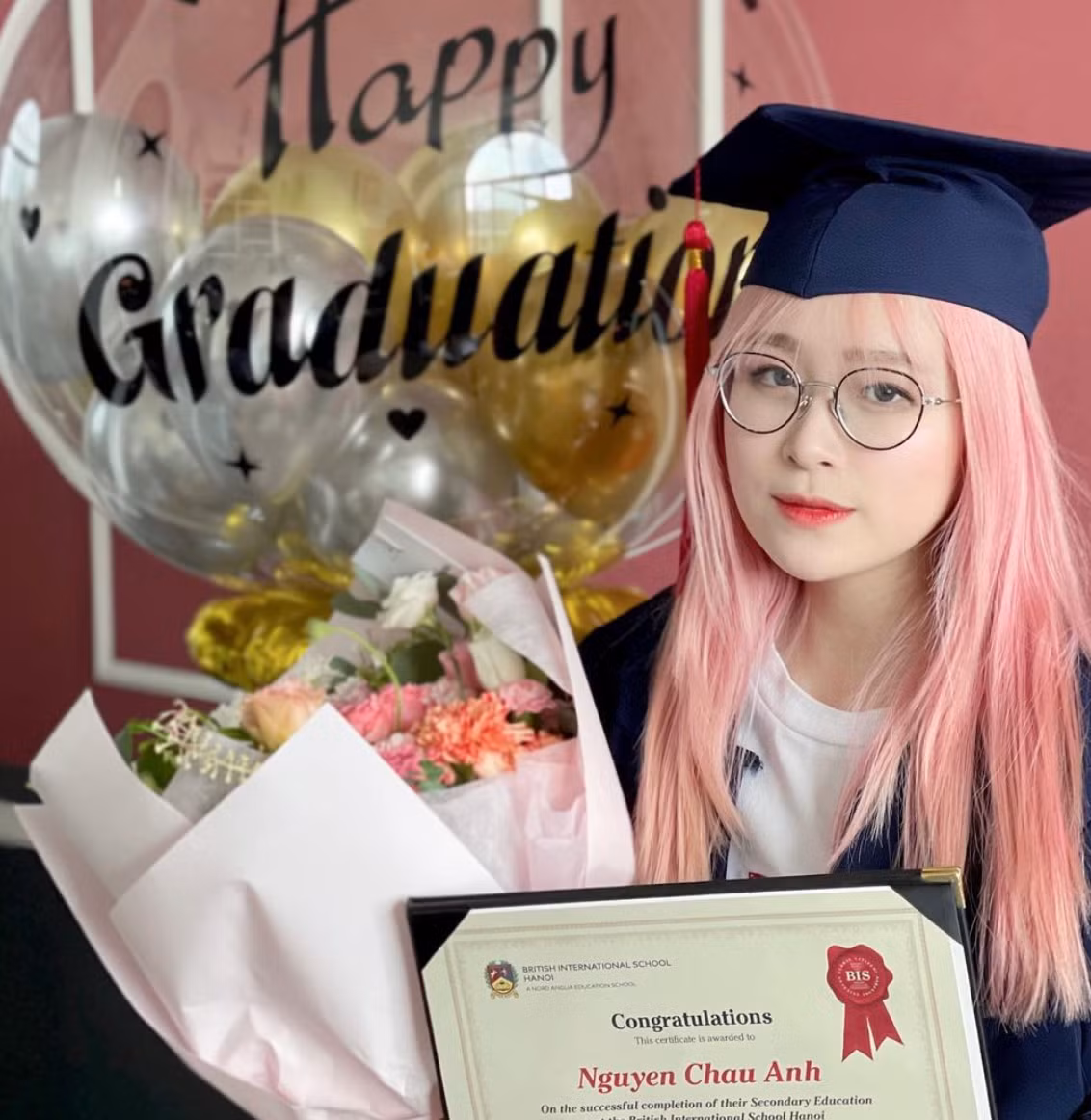 Châu Anh sở hữu thành tích học tập cùng gia thế khủng khiến nhiều người ngưỡng mộ.