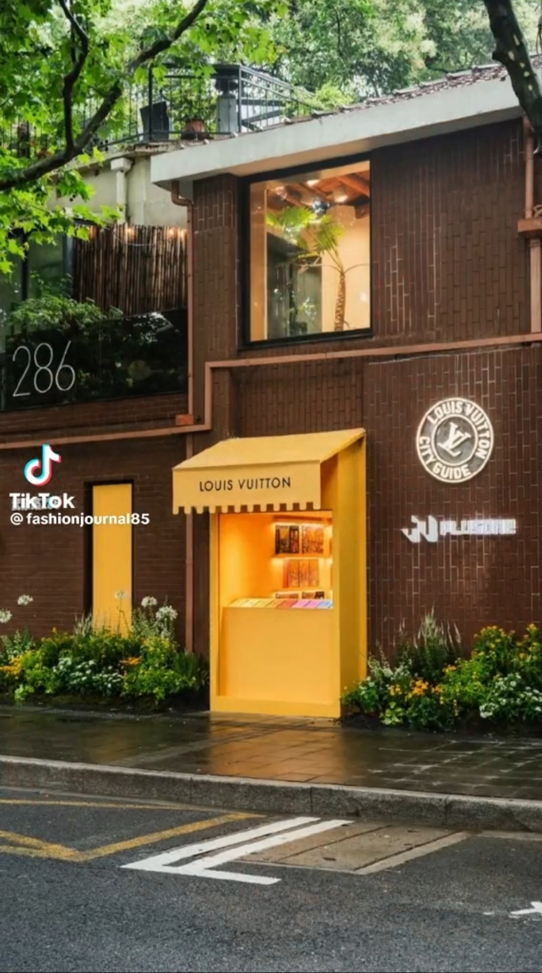 Cửa hiệu Plusone xuất hiện với tông vàng. - Ảnh: @fashionjournal85 Cửa hiệu Plusone xuất hiện với tông vàng. - Ảnh: @fashionjournal85