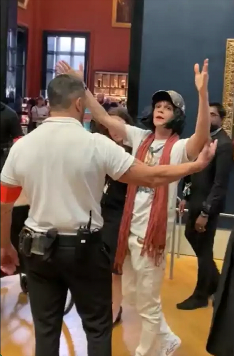 Người đàn ông ngay lập tức được bảo vệ “mời ra” khỏi bảo tàng.