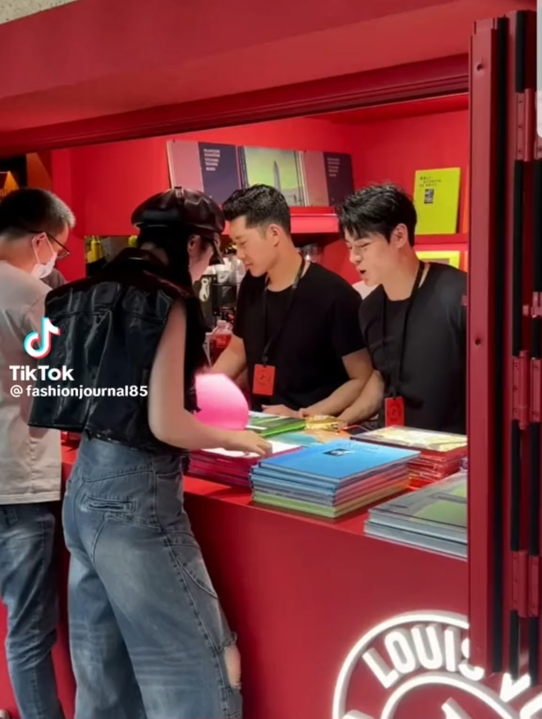 Các cửa hiệu luôn trong tình trạng "quá tải". Các cửa hiệu luôn trong tình trạng "quá tải".