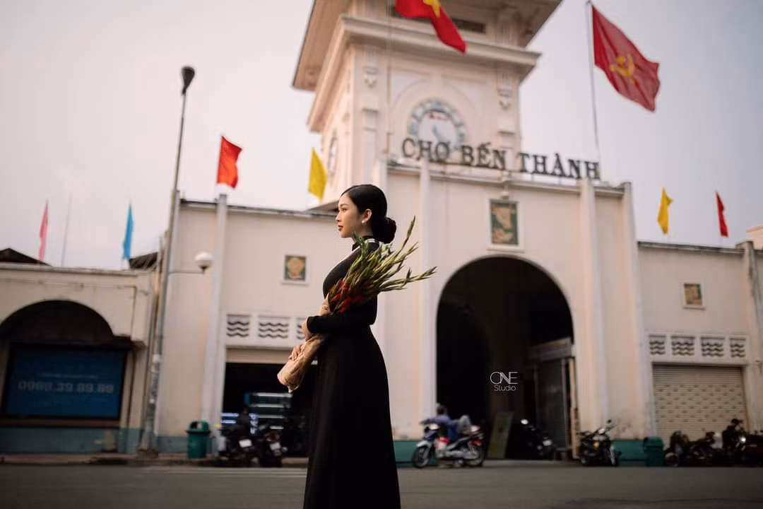 Theo chân cô Ba Sài Gòn “săn” ảnh tại chợ Bến Thành. (Ảnh: Tí Khuẩn) Theo chân cô Ba Sài Gòn “săn” ảnh tại chợ Bến Thành. (Ảnh: Tí Khuẩn)