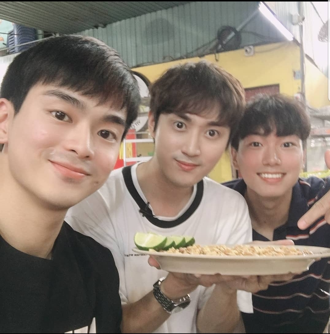 Bạn trẻ Hàn Quốc hào hứng trước món ăn Việt Nam. (Ảnh: Jongrak Choi) Bạn trẻ Hàn Quốc hào hứng trước món ăn Việt Nam. (Ảnh: Jongrak Choi)