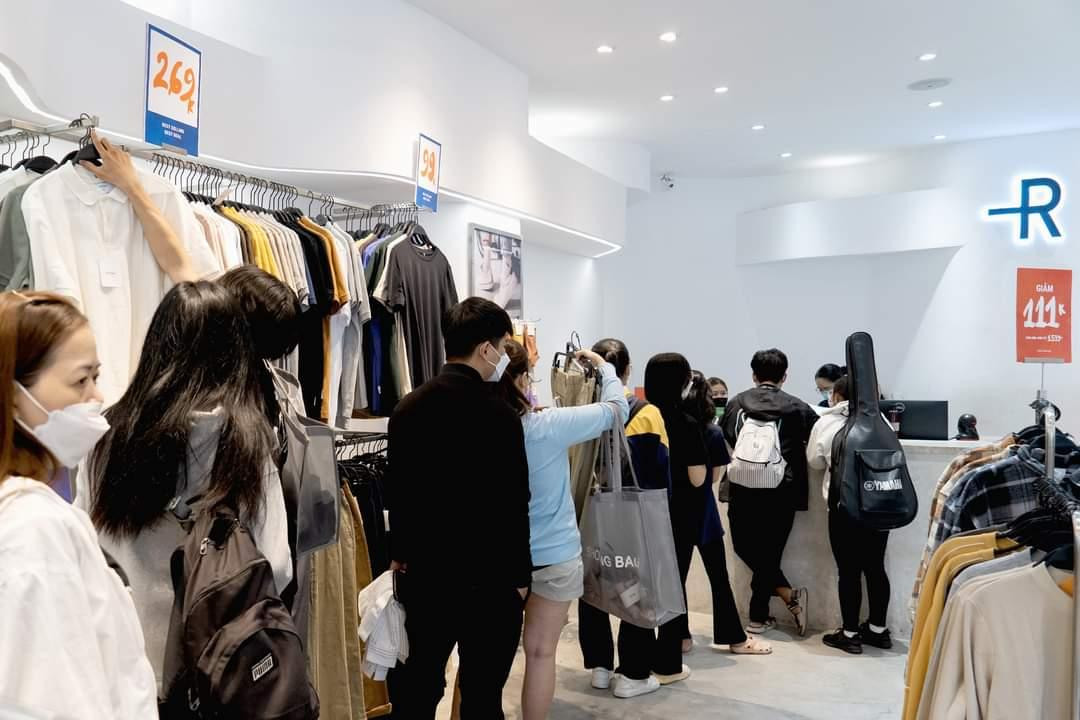 Khung cảnh xếp hàng chờ thanh toán tại một cửa hàng thời trang.