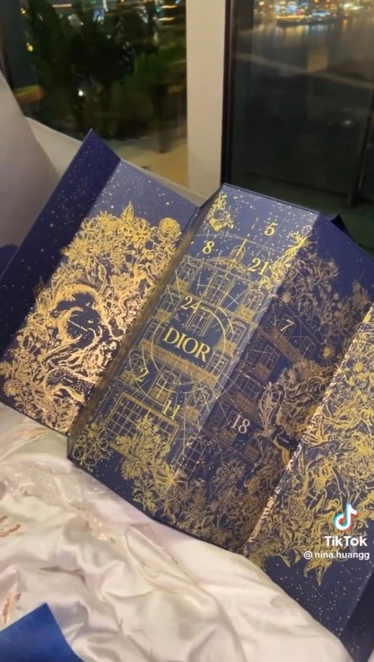 Packaging được thiết kế đầy sang trọng và nghệ thuật tái hiện tòa lâu đài dưới trời sao.