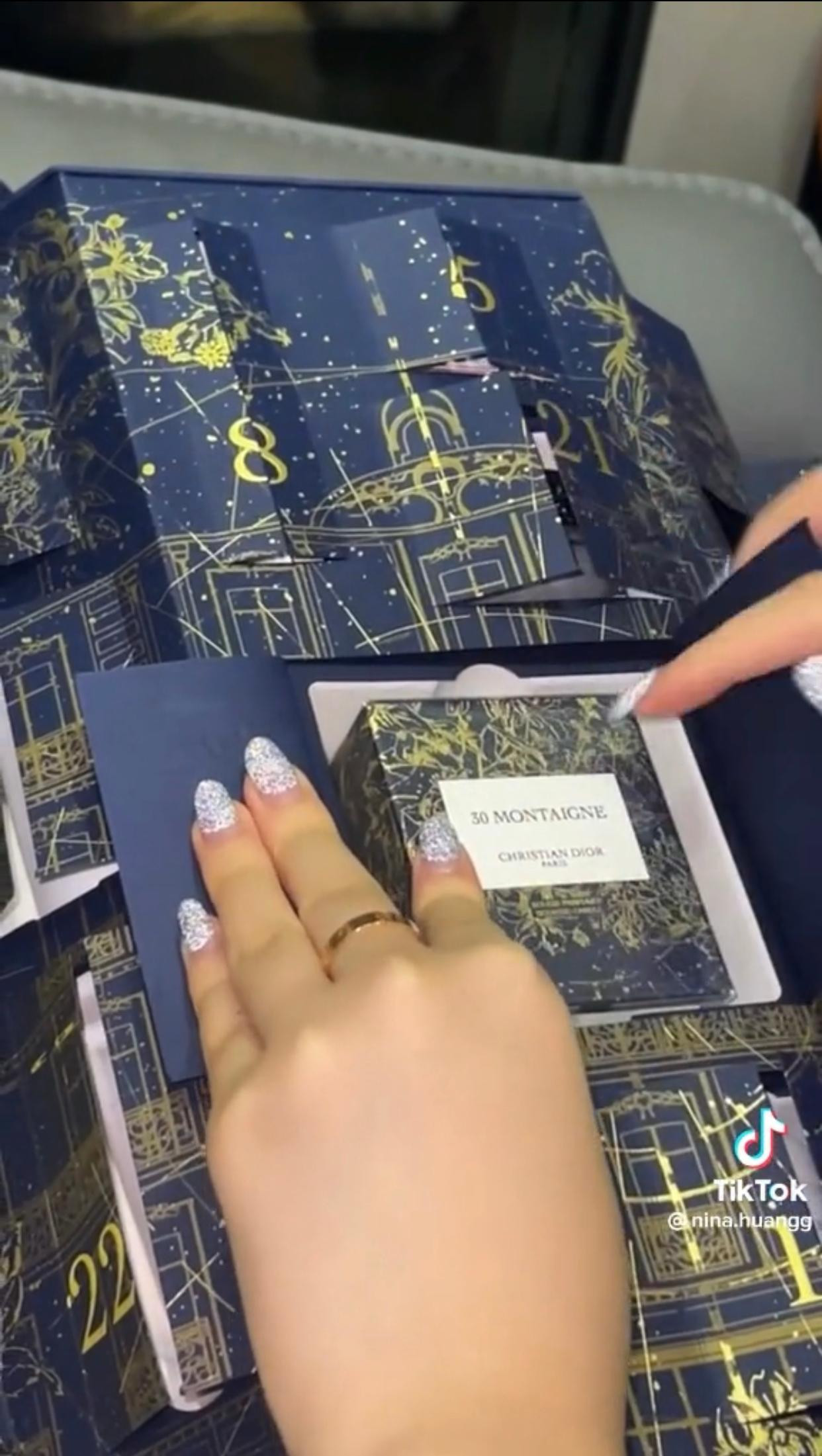 Món quà ngày 24/12 được hé lộ là hộp nến thơm fullsize. Món quà ngày 24/12 được hé lộ là hộp nến thơm fullsize.