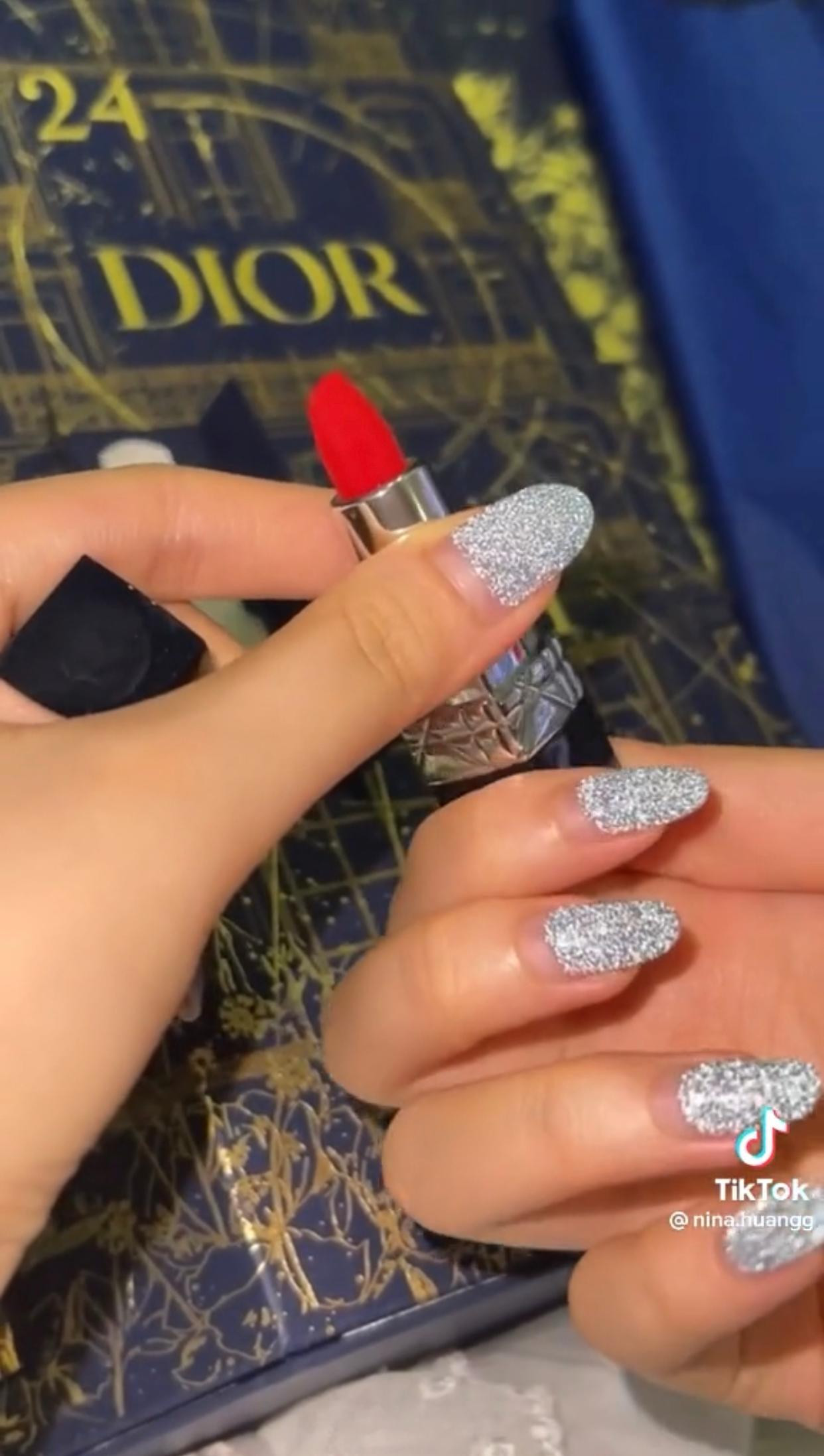 Những món quà mang thương hiệu xa xỉ Dior khiến ai cũng thích mê. Những món quà mang thương hiệu xa xỉ Dior khiến ai cũng thích mê.