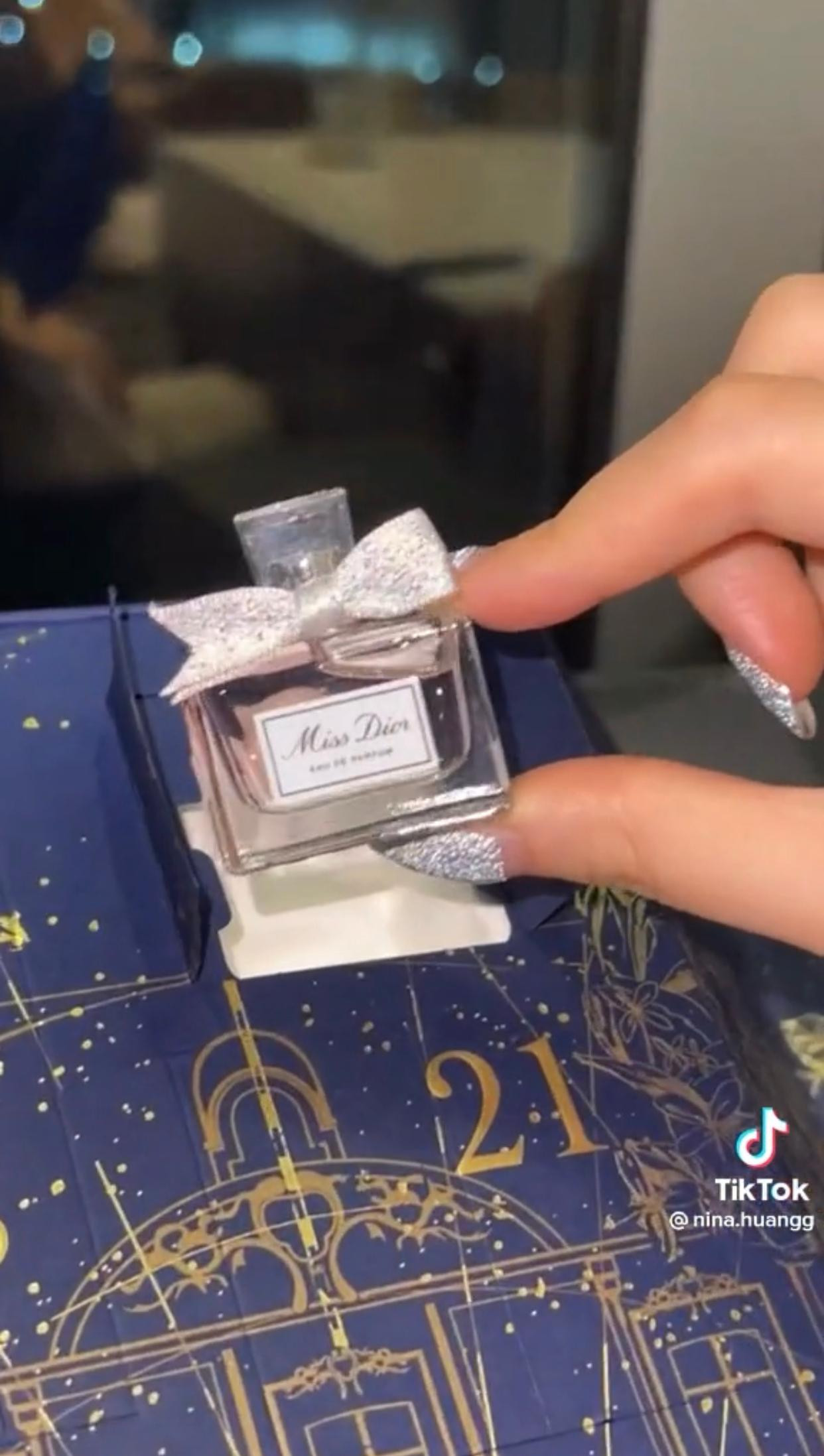 Những chai nước hoa 40ml là điểm nhấn của bộ lịch. Những chai nước hoa 40ml là điểm nhấn của bộ lịch.