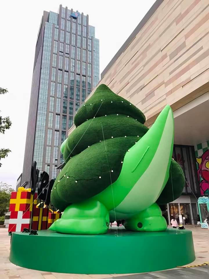 Cây thông này có vẻ hơi “bụ bẫm” thì phải! (Ảnh: Weibo Việt Nam) Cây thông này có vẻ hơi “bụ bẫm” thì phải! (Ảnh: Weibo Việt Nam)