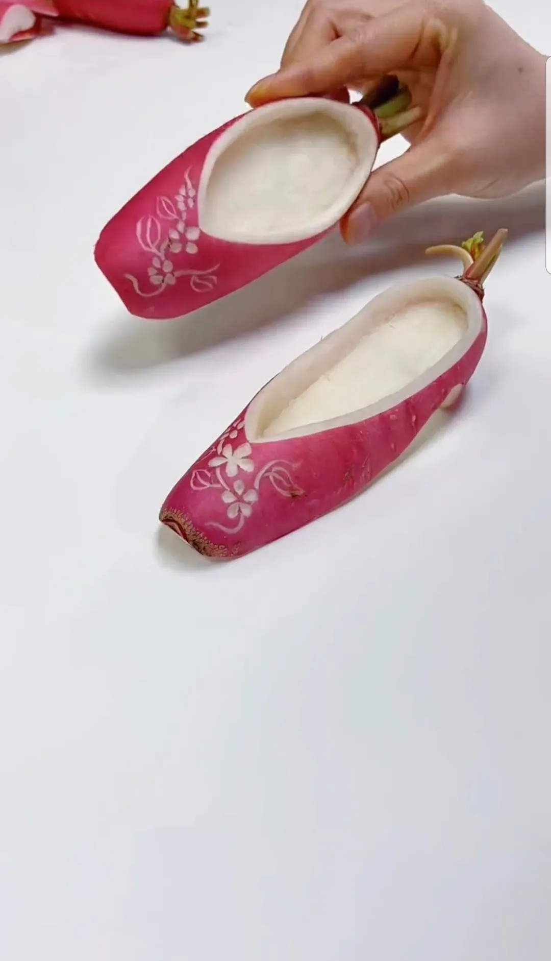 Nếu đôi giày được làm từ củ cải đường này có thể “hiện thực hóa” thì chắc chắn sẽ khiến hội chị em phải say đắm. (Ảnh: Weibo Việt Nam)